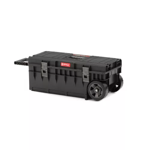 Szerszámosláda, Qbrick Patrol System One Longer Basic, 63,5 × 24,5 × 23 cm, fekete, 50 l, kerekes, 3 állítható rekesszel, kivehető rekeszek, hosszú szerszámokhoz