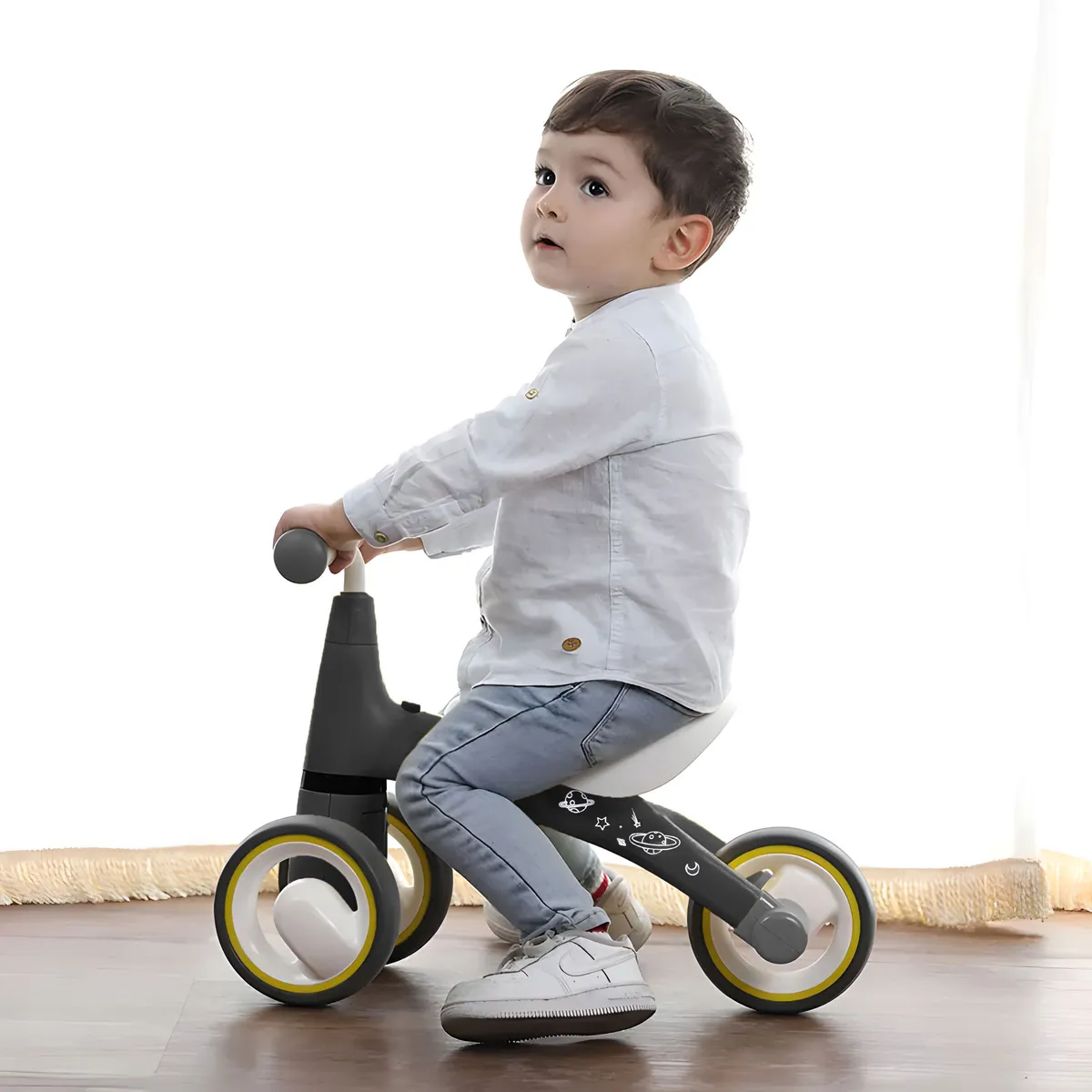 Háromkerekű futóbicikli, ECOTOYS Cosmic, fekete – 2. kép Háromkerekű futóbicikli, ECOTOYS Cosmic, fekete – 2. kép
