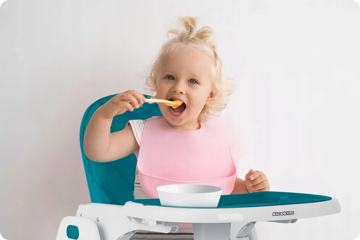 Etetőszék, Ricokids Tulo, kék – 4. kép Praktikus étkezéskor és biztonságos játék közben