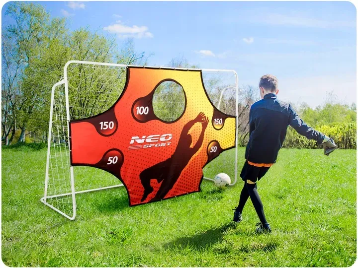 Gyerekek futballoznak a kapura